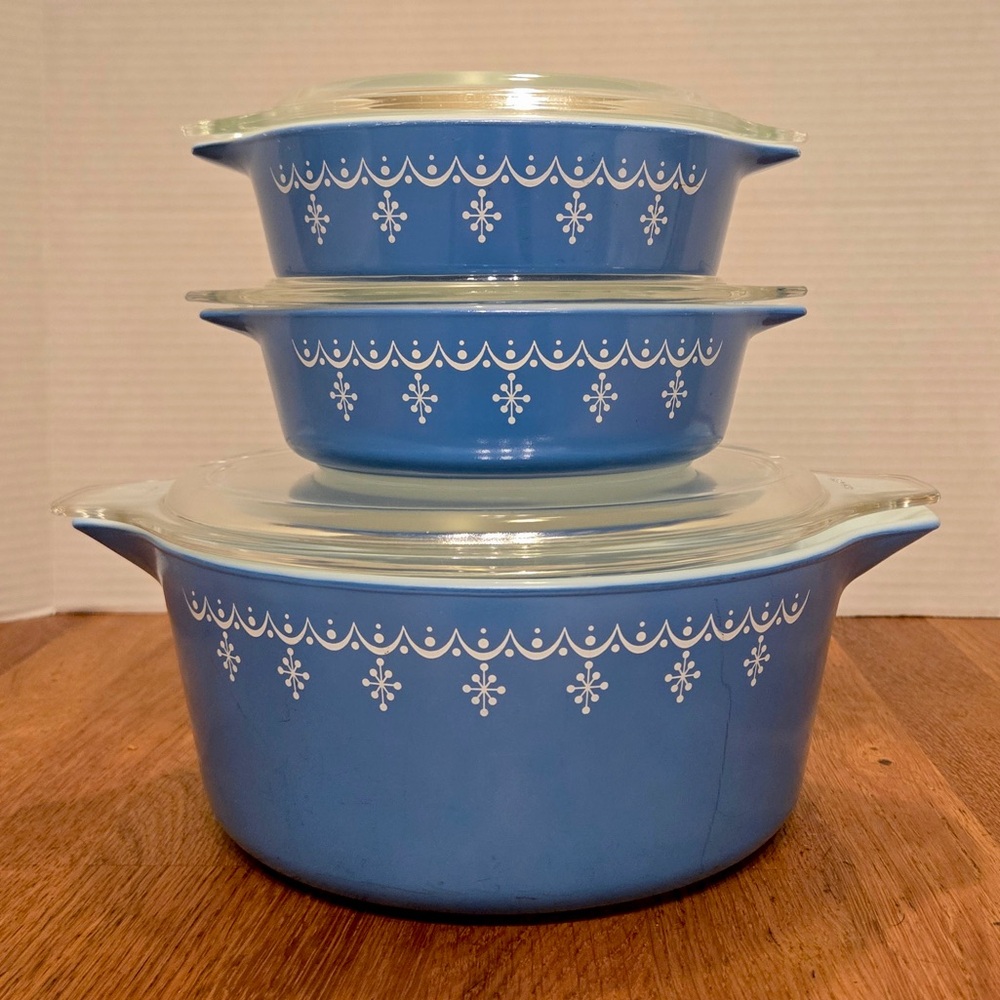 Pyrex Snowflake Blue Garland 3 Pc Casserole Set w/ Lids Vintage Collectible - Picture 1 of 13